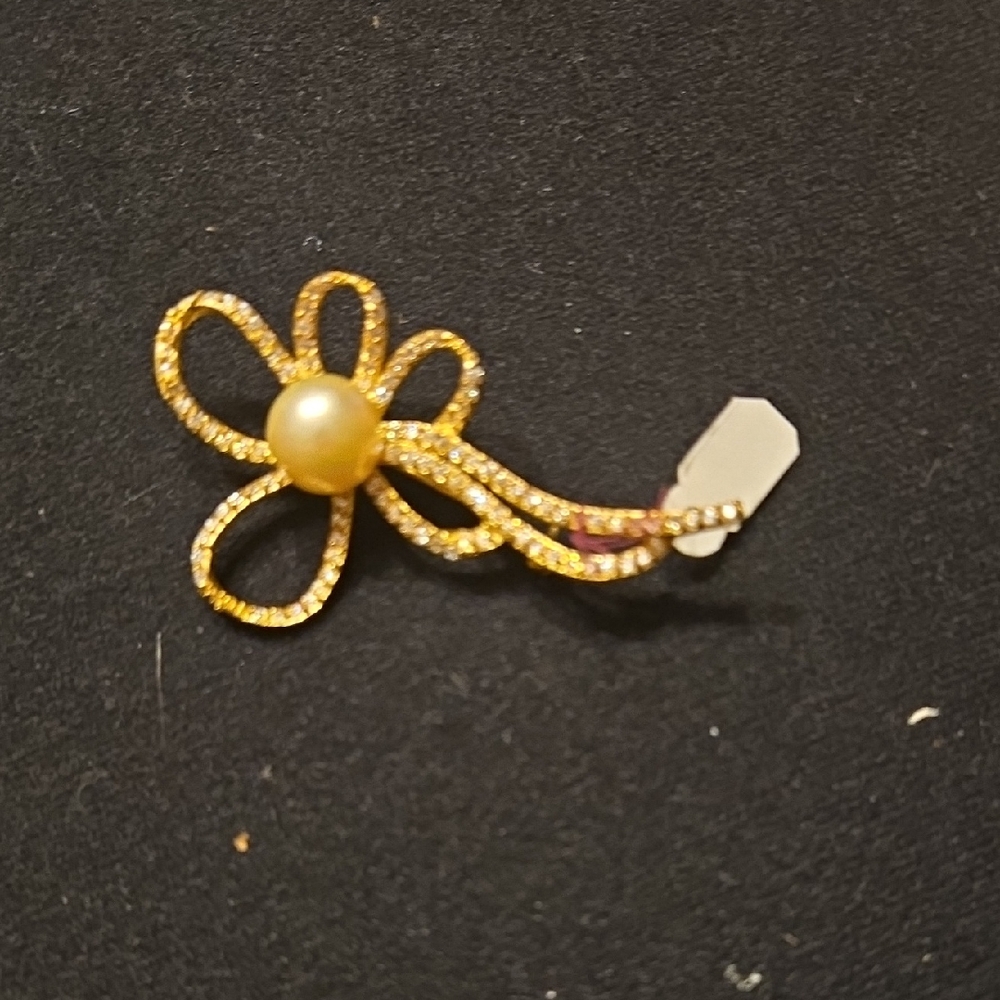 Elegant Gold Flower Brooch